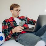 студент делает ставку на спорт